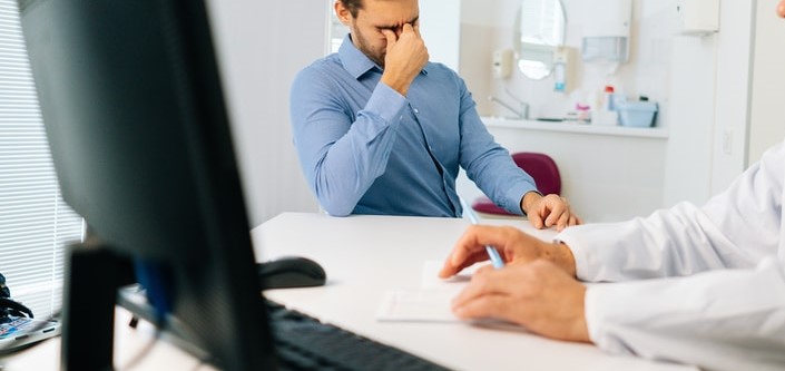 Avaliação médica masculina para reposição hormonal com urologista por causa de testosterona baixa