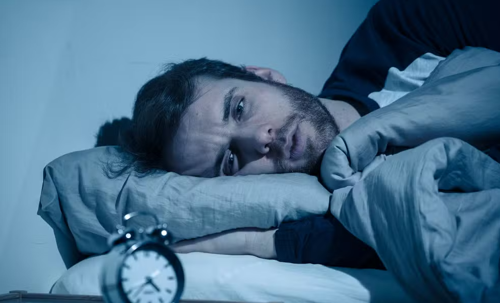 Homem com insônia e possível queda de testosterona relacionada ao sono